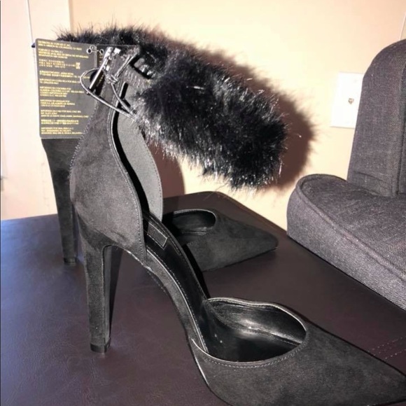 Black pointed toe heels. Never worn! - Picture 3 of 3